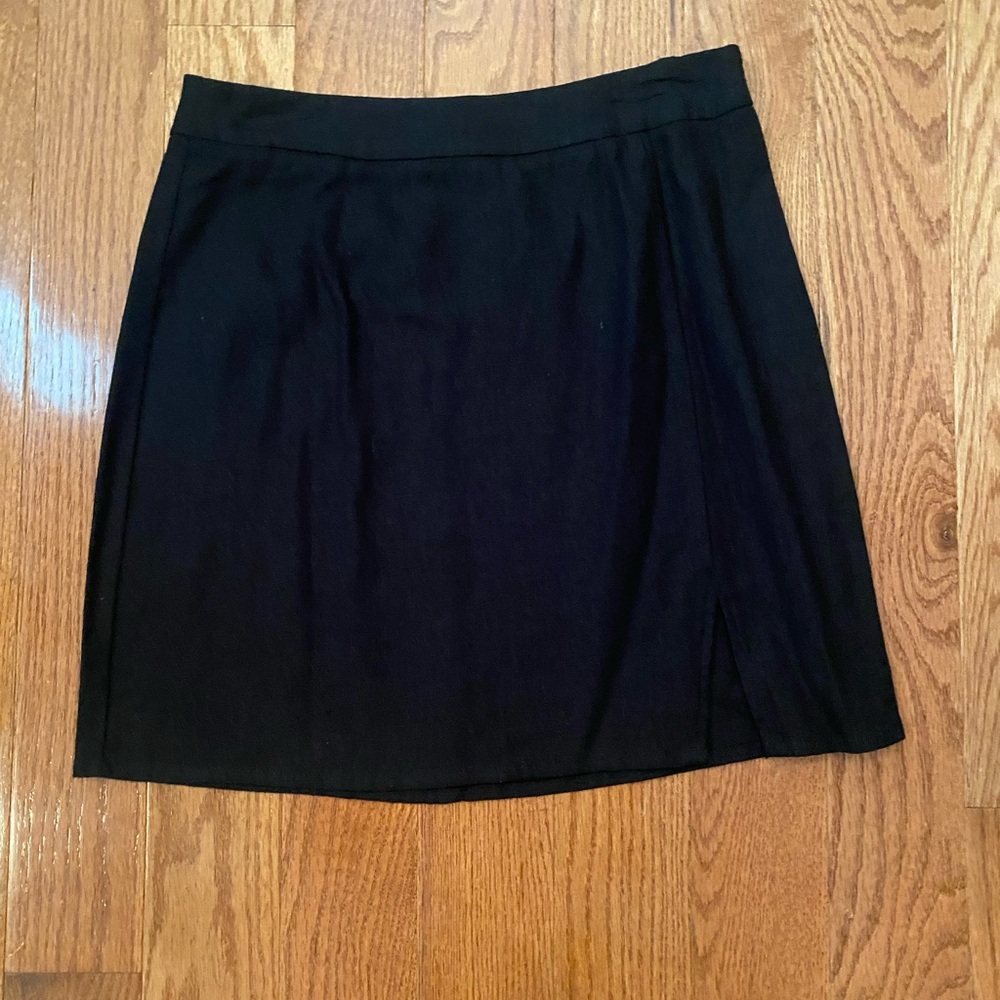 NWT Versona black womens size 4 linen skirt with a small slit on the side
